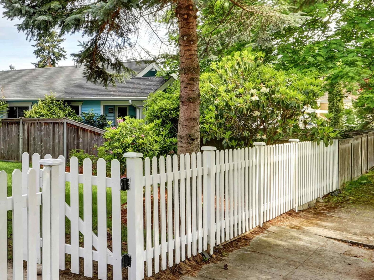Photo of a wood picket fence in Columbia, South Carolina